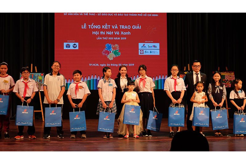 Smartkids tặng gần 400 phần quà cho thí sinh đạt giải tại Hội thi Nét Vẽ Xanh lần thứ 22