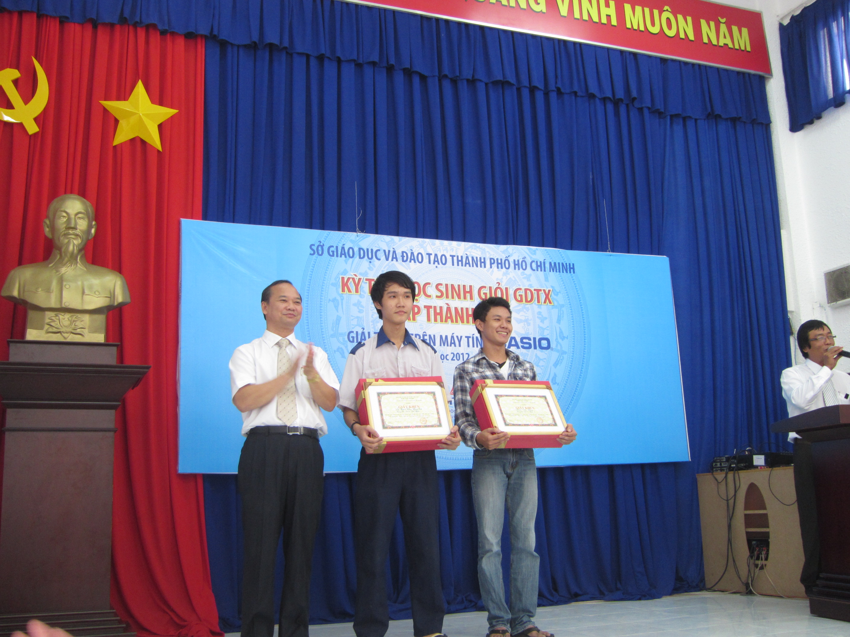 Bạn Trần Văn Hoàng thuộc TT GDTX quận 1 và bạn Lê Huỳnh Đặng Bảo đến từ TT GDTX quận Phú Nhuận