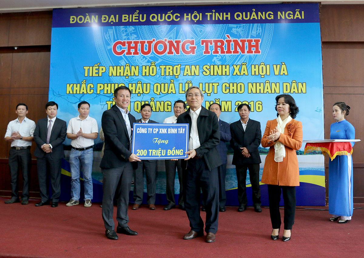 Chủ tịch HĐQT Nguyễn Xuân Dũng trao 200 triệu hỗ trợ bà con vùng lũ tại Quảng Ngãi