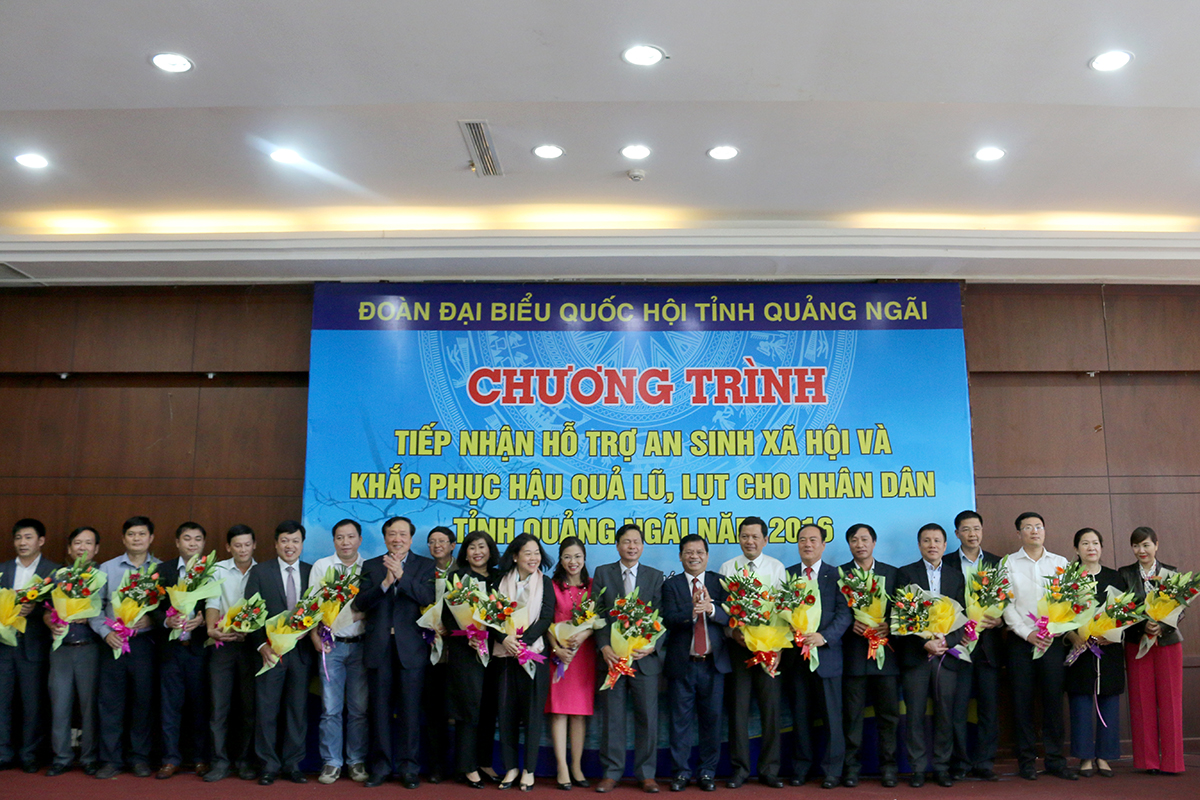 Đồng chí Nguyễn Hòa Bình tặng hoa cảm ơn các mạnh thường quân