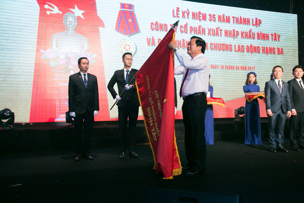 Bí thư Tỉnh ủy tỉnh Long An Phạm Văn Rạnh gắn huân chương lên cờ truyền thống của BITEX