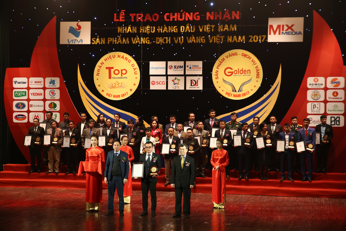 Ông Nguyễn Đắc Lực – Phó tổng giám đốc công ty BITEX lên nhận cúp và bằng khen vinh danh Top 50 sản phẩm Vàng Việt Nam