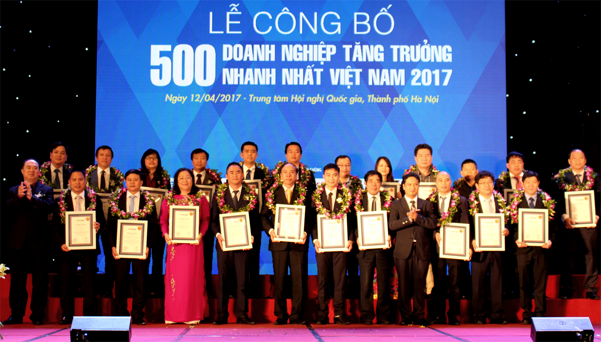Chủ tịch HĐQT Nguyễn Xuân Dũng nhận giải tại buổi lễ
