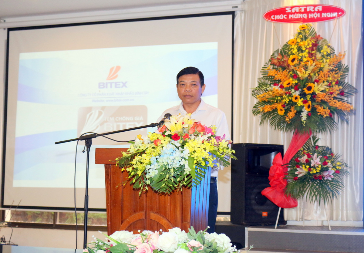 Ông Phan Văn Liêm đại diện BITEX giới thiệu tem chống hàng giả của công ty