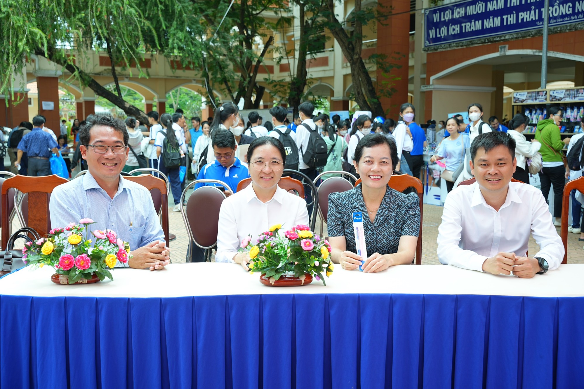 Đại diện Sở GD&ĐT Tỉnh Long An chụp ảnh cùng Ban Lãnh đạo Công ty BITEX