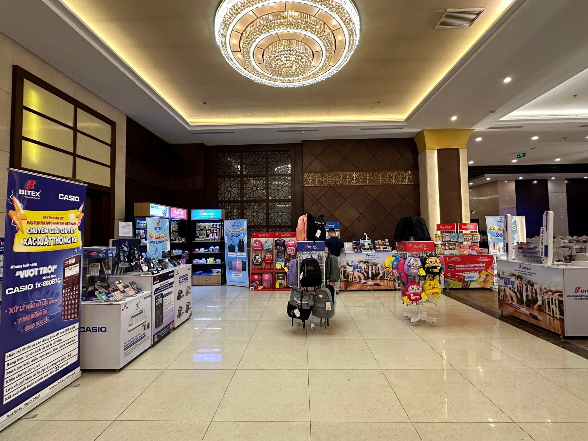 Tổng quan không gian trưng bày các gian hàng và ụ, kệ trưng bày của BITEX