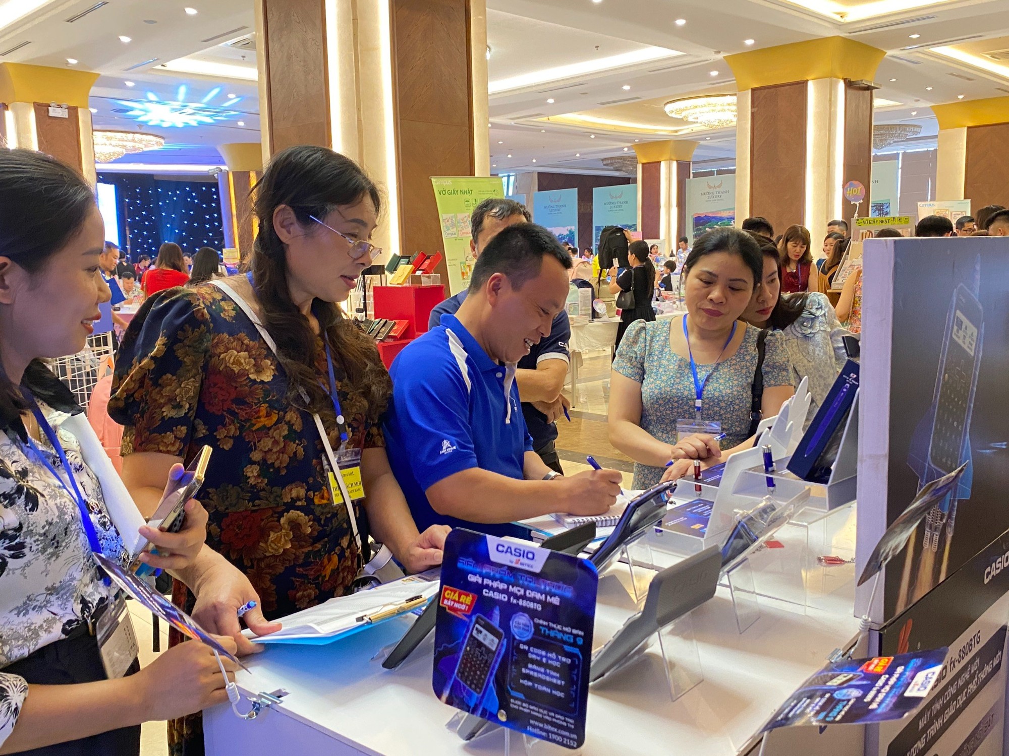 Cán bộ nhân viên BITEX luôn làm việc tích cực để giới thiệu các sản phẩm nổi bật đến khách hàng