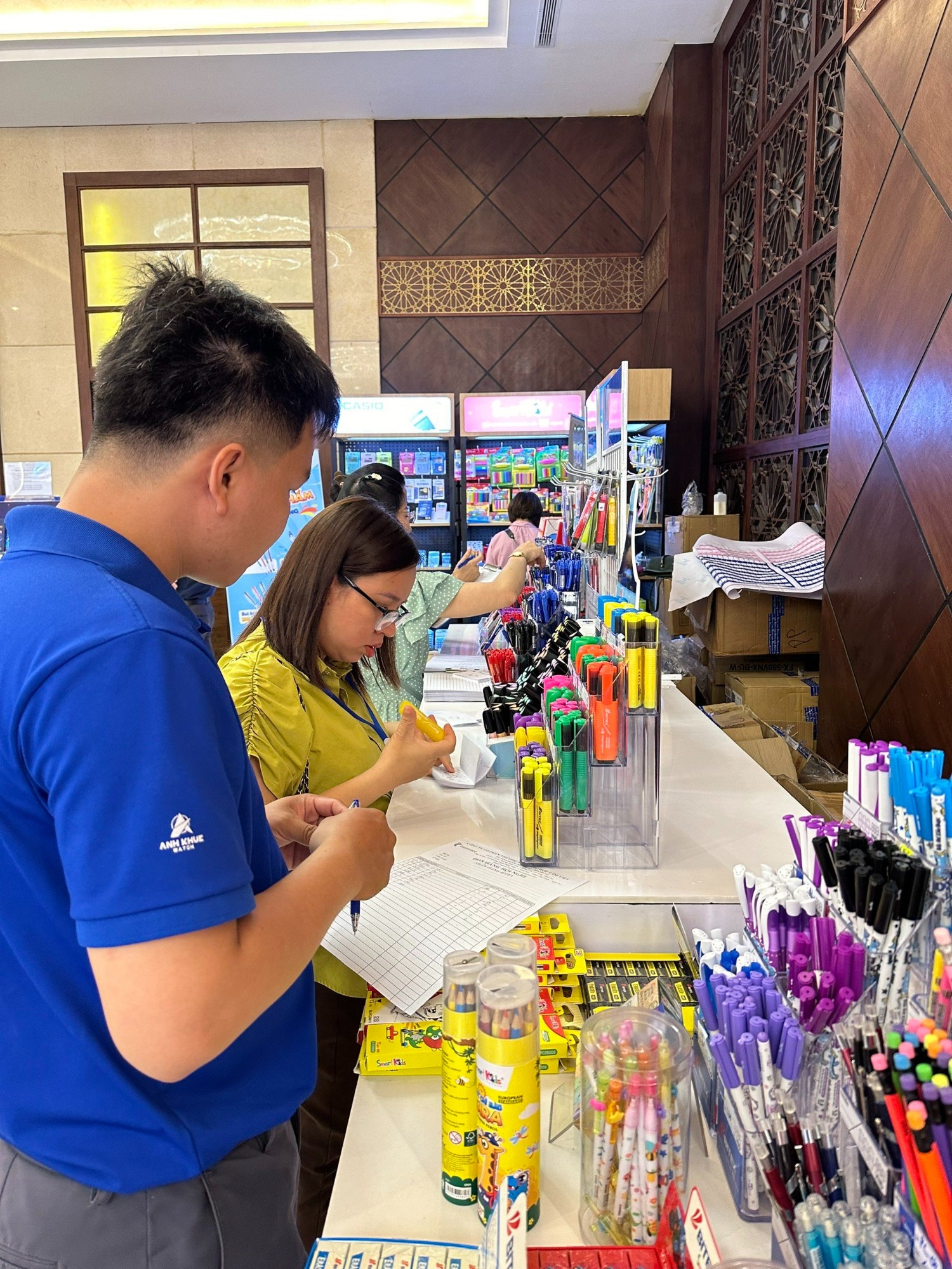 Tổng quan không gian trưng bày các gian hàng và ụ, kệ trưng bày