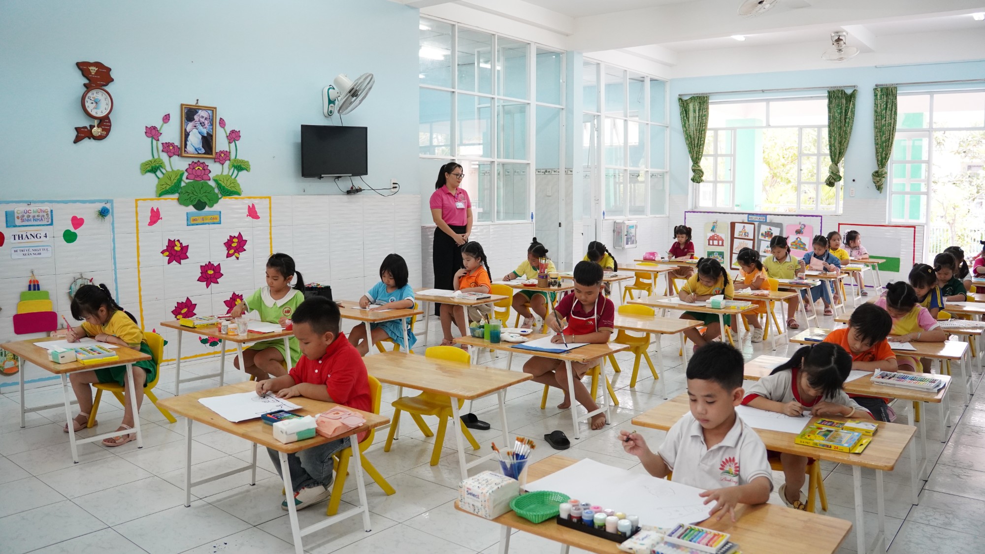 Các thí sinh tập trung hoàn thành bài thi vẽ của mình