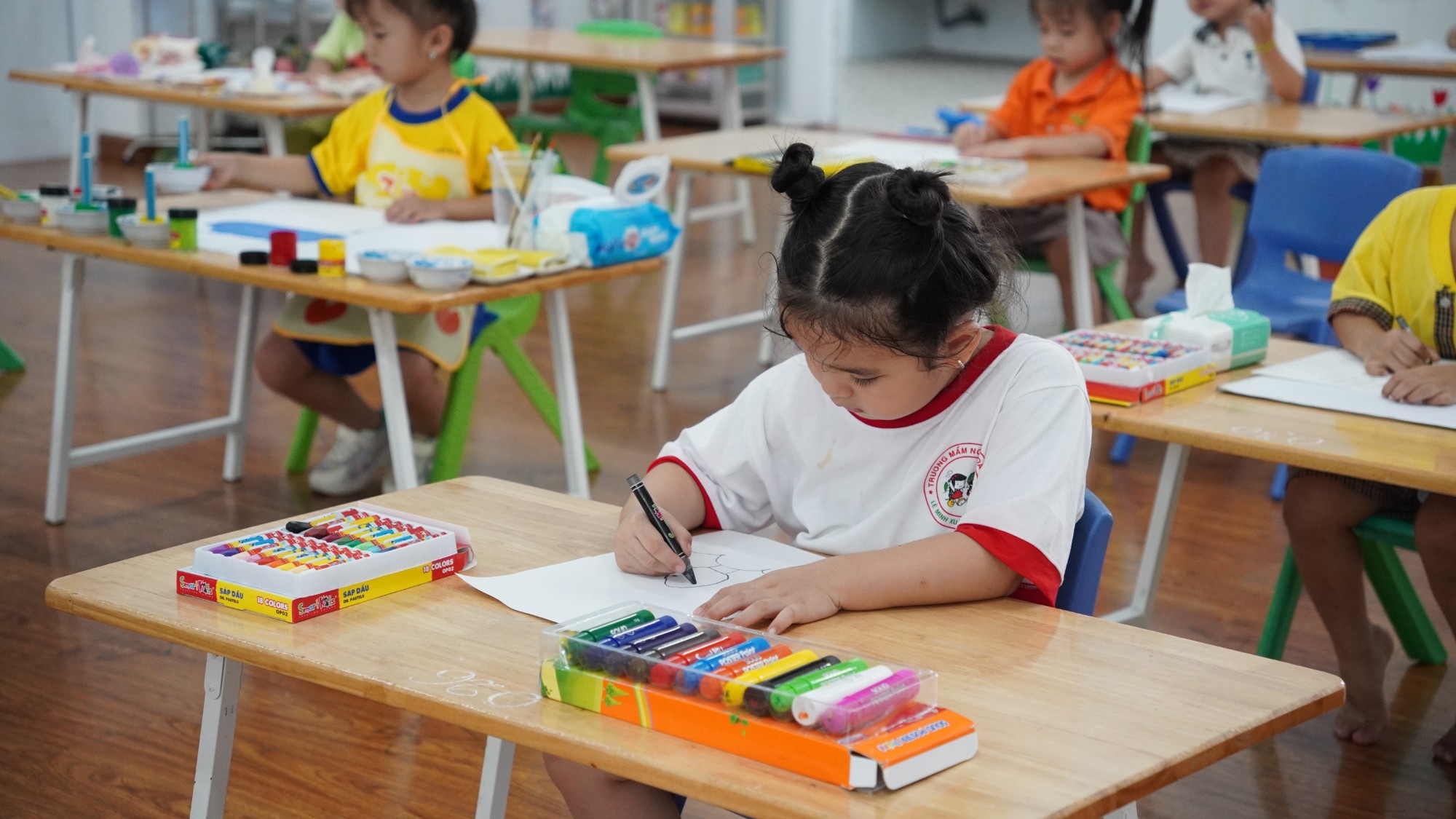 Các dòng sản phẩm sáp màu, bút vẽ chất lượng Châu  u từ đơn vị tài trợ SmartKids cũng thường xuyên được thí sinh sử dụng trong bài thi của mình