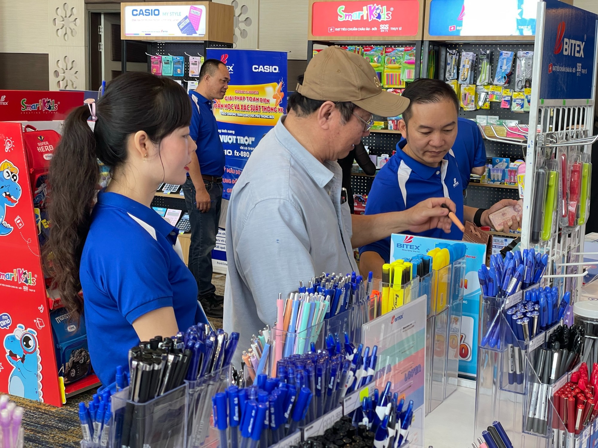 Chuyên viên BITEX đang tận tâm giới thiệu những điểm nổi bật của sản phẩm cho khách hàng