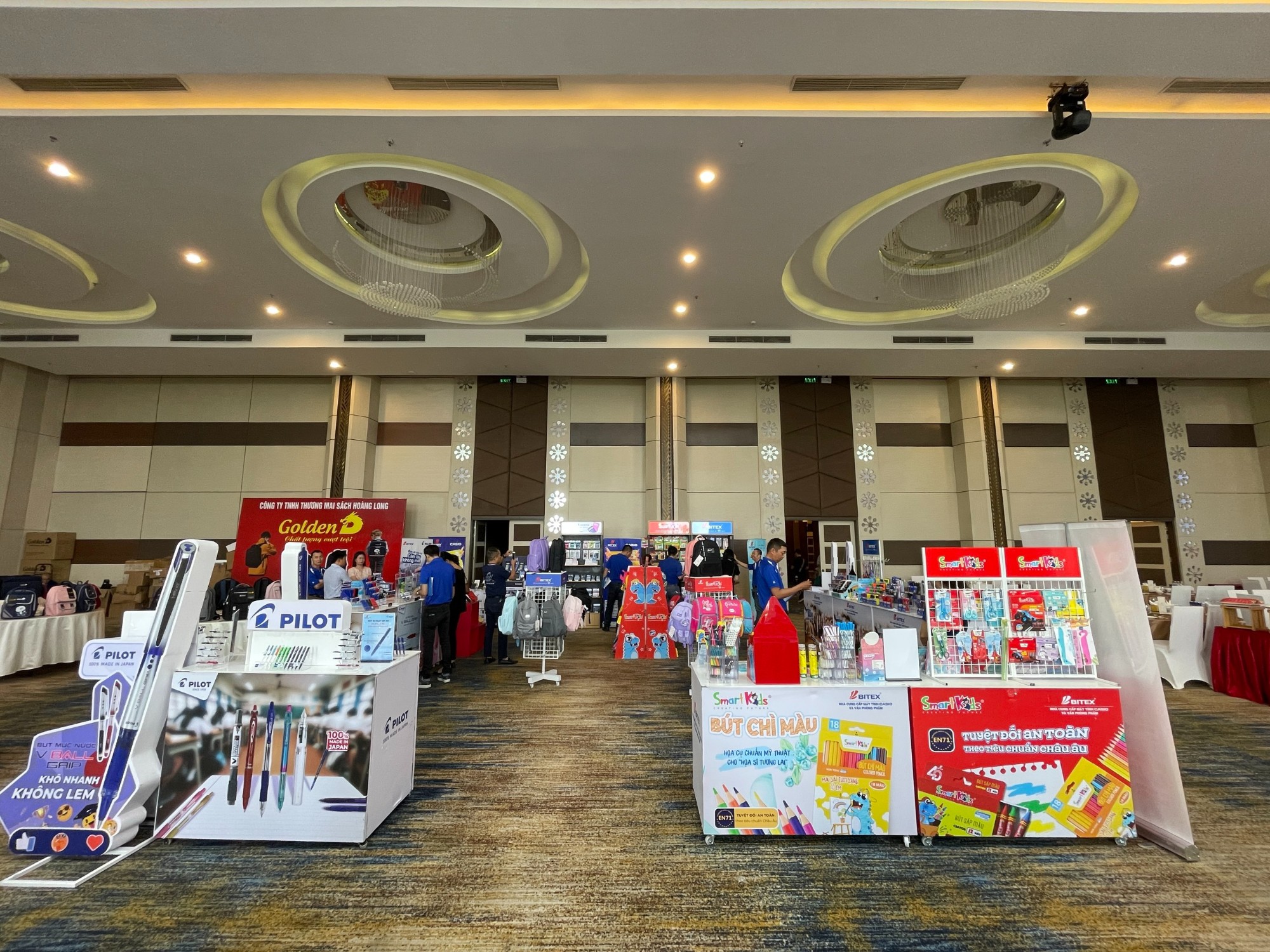 Các quầy hàng BITEX được bày trí chặt chẽ giúp khách hàng dễ dàng tham quan