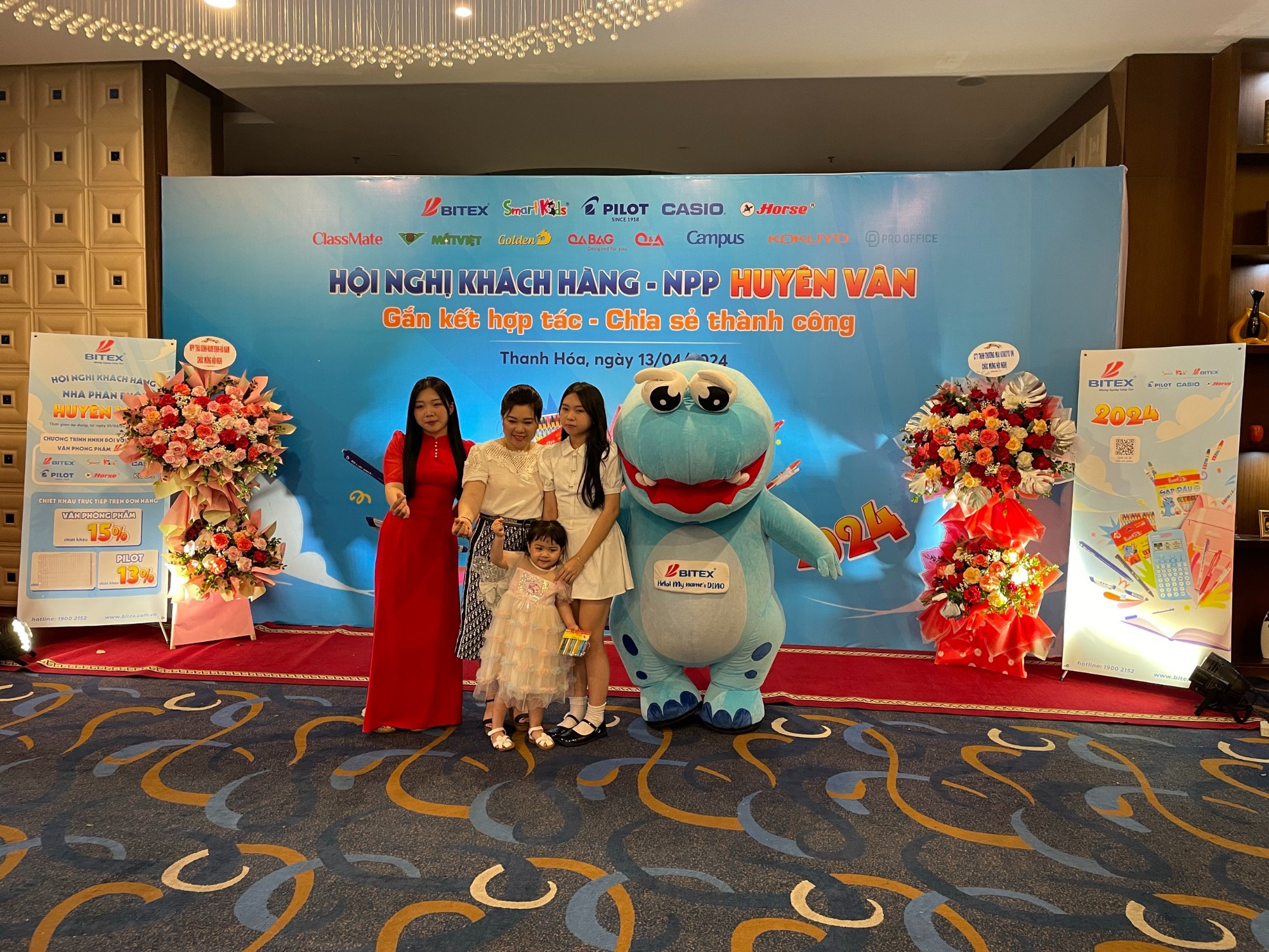 Linh vật Dino đáng yêu thu hút nhiều khách hàng chụp ảnh cùng