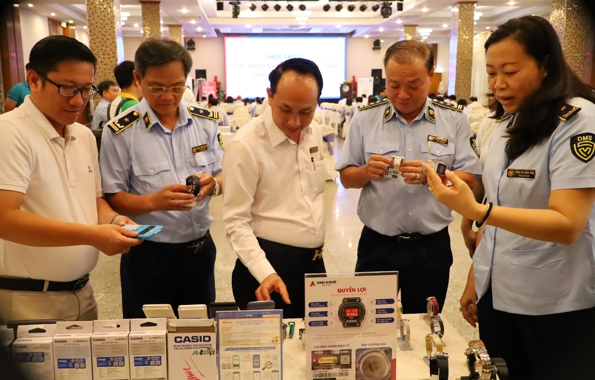 Lực lượng chức năng tham quan quầy hàng BITEX và Anh Khuê Watch tại hội thảo “Giải pháp nhận diện hàng thật, phân biệt hàng giả”