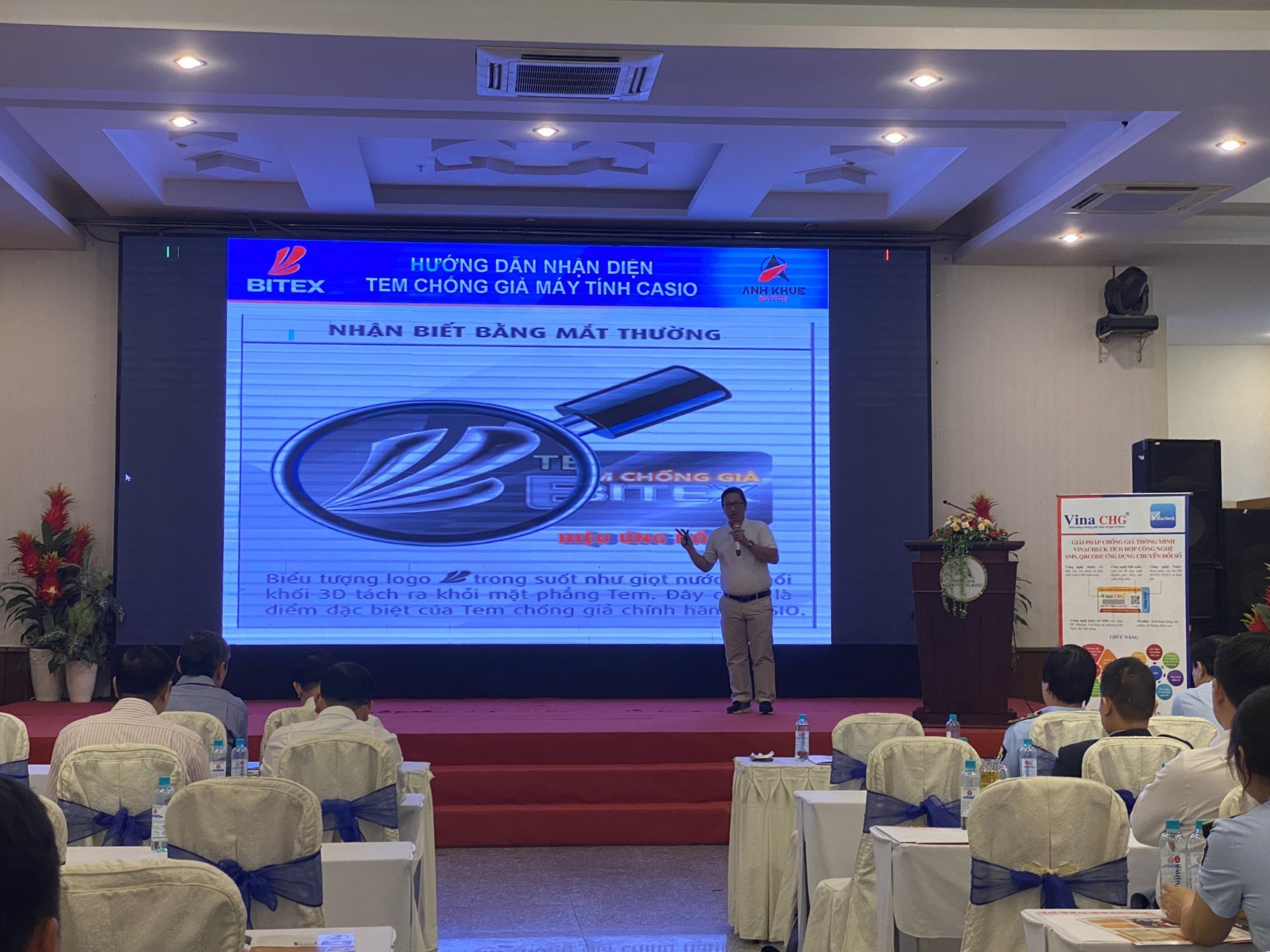 Đại diện Công ty BITEX và Anh Khuê Watch thuyết trình, chia sẻ về tem dán chống giả trên các sản phẩm của BITEX như máy tính Casio, đồng hồ Casio