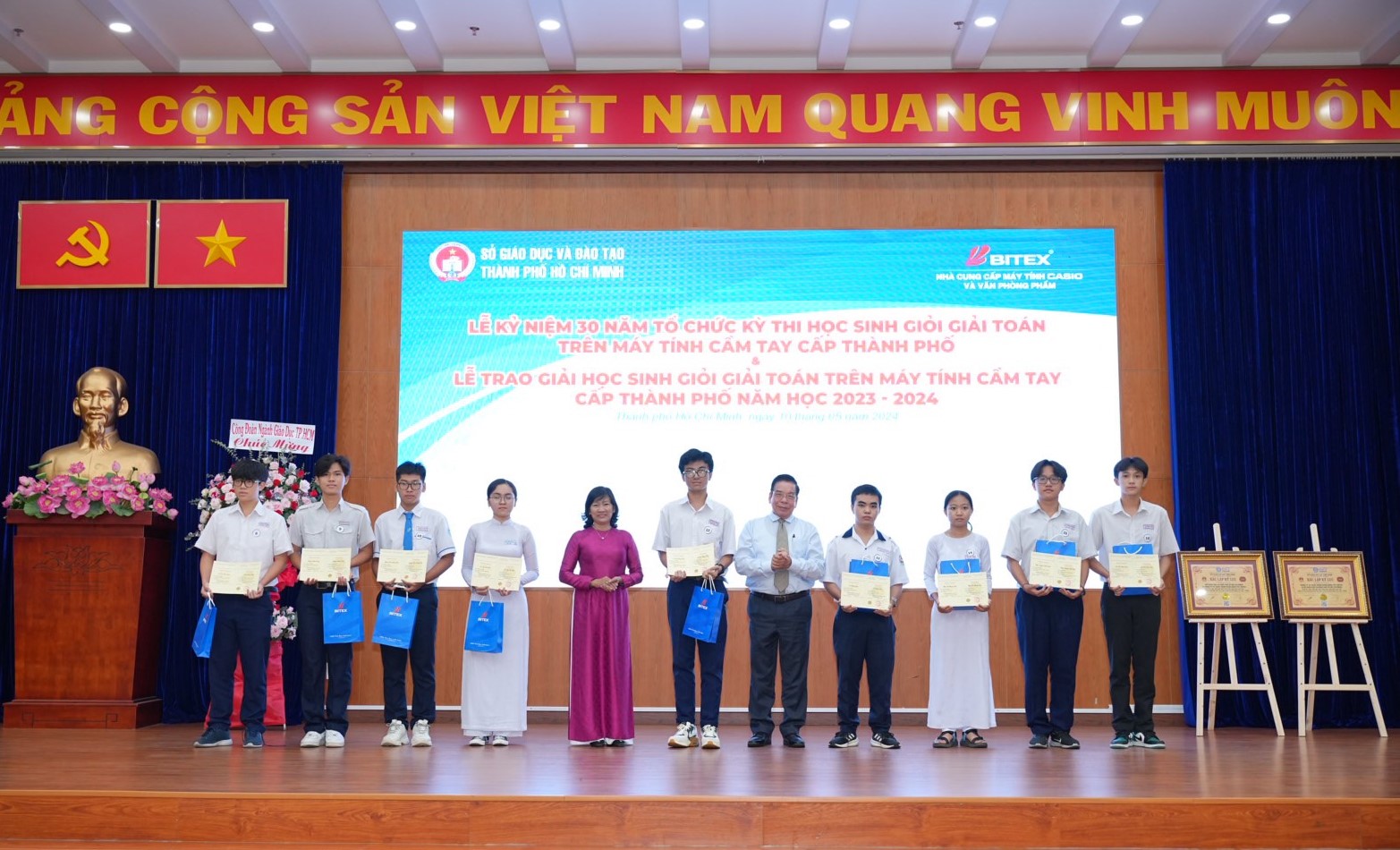 Đây cũng là dịp vinh danh, ghi nhận những nỗ lực của các em học sinh có thành tích cao trong “Kỳ thi học sinh giỏi giải Toán trên máy tính cầm tay cấp thành phố” năm học 2023 - 2024