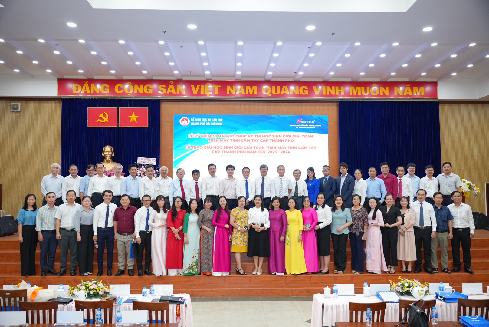 Các đại biểu bao gồm: Nguyên lãnh đạo Sở Giáo dục và Đào tạo TP.HCM các thời kỳ; Lãnh đạo Sở Giáo dục và Đào tạo TP.HCM; các thầy cô là lãnh đạo, chuyên viên Phòng Giáo dục Trung học, Phòng Giáo dục thường xuyên và Chuyên nghiệp đại học; Ban lãnh đạo Công ty BITEX trong buổi lễ sáng nay