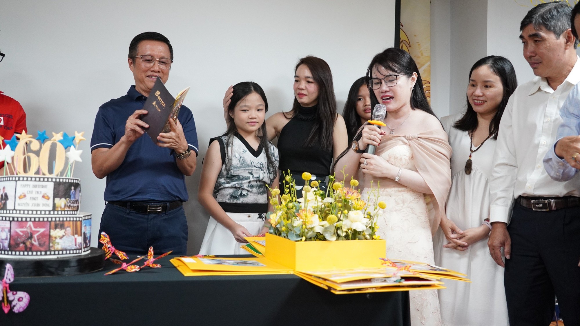 Bà Huỳnh Thị Yến Anh - TGĐ Công ty Anh Khuê Watch đại diện gửi lời chúc và món quà ý nghĩa đến chủ tịch nhân dịp sinh nhật đặc biệt