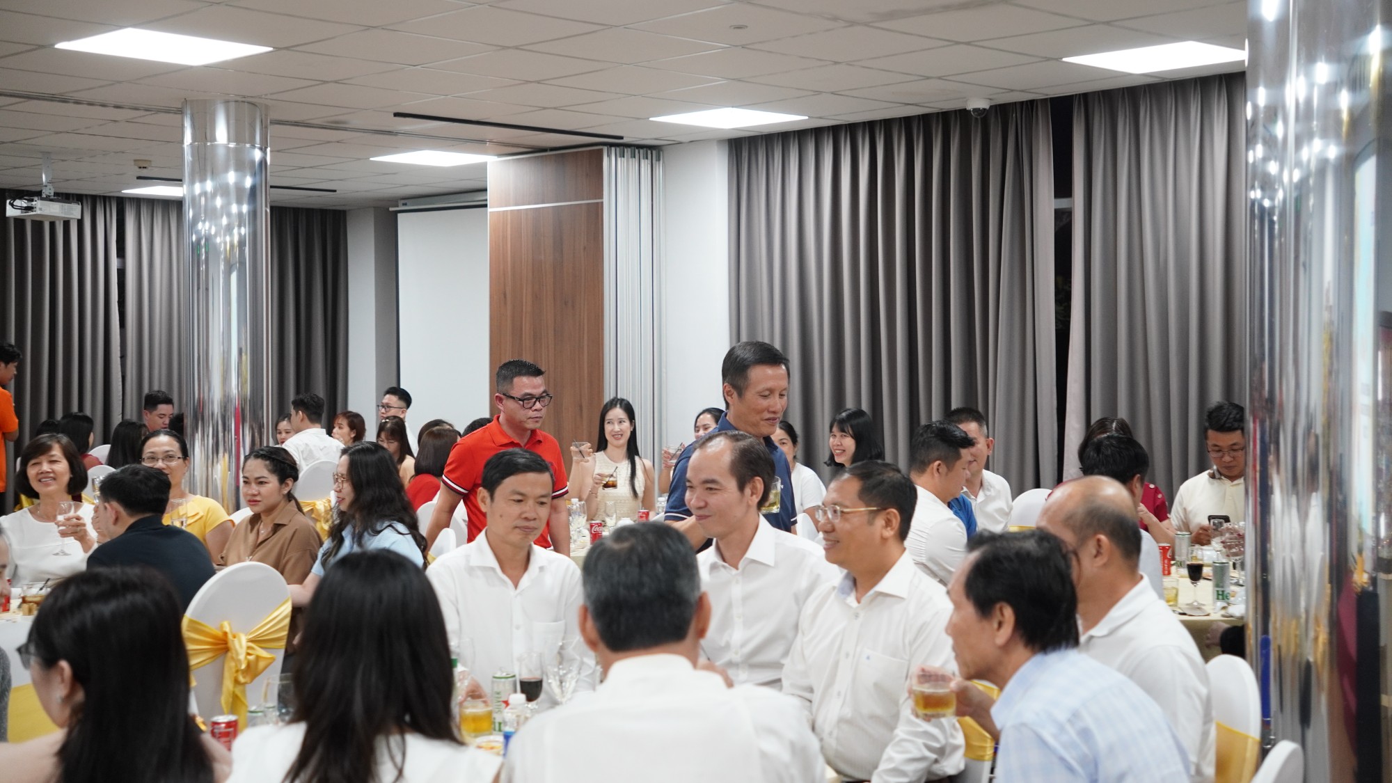 Buổi tiệc diễn ra trong không khí vui vẻ và thân mật cho tất cả mọi người