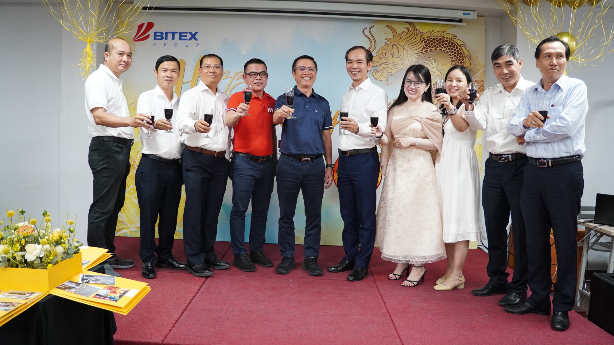 Ban Lãnh đạo Tập đoàn BITEX (Công ty Cổ phần XNK Bình tây và Công ty Cổ phần Anh Khuê Watch) chúc mừng sinh nhật anh Nguyễn Xuân Dũng - Chủ Tịch HĐQT Tập đoàn BITEX