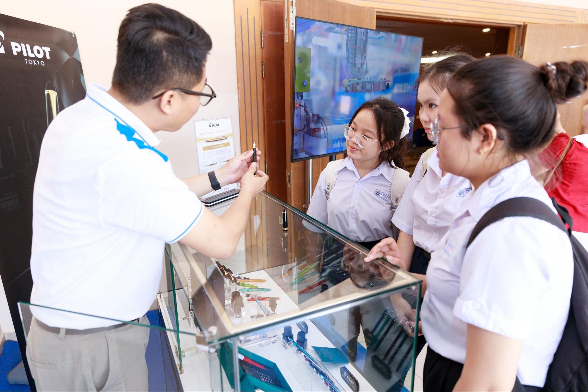 bitex-va-pilot -dong-hanh-cun g-hoi-thi-van- hay-chu-tot-gi ai-sao-khue-na m-hoc-2025-202 6-11.jpg