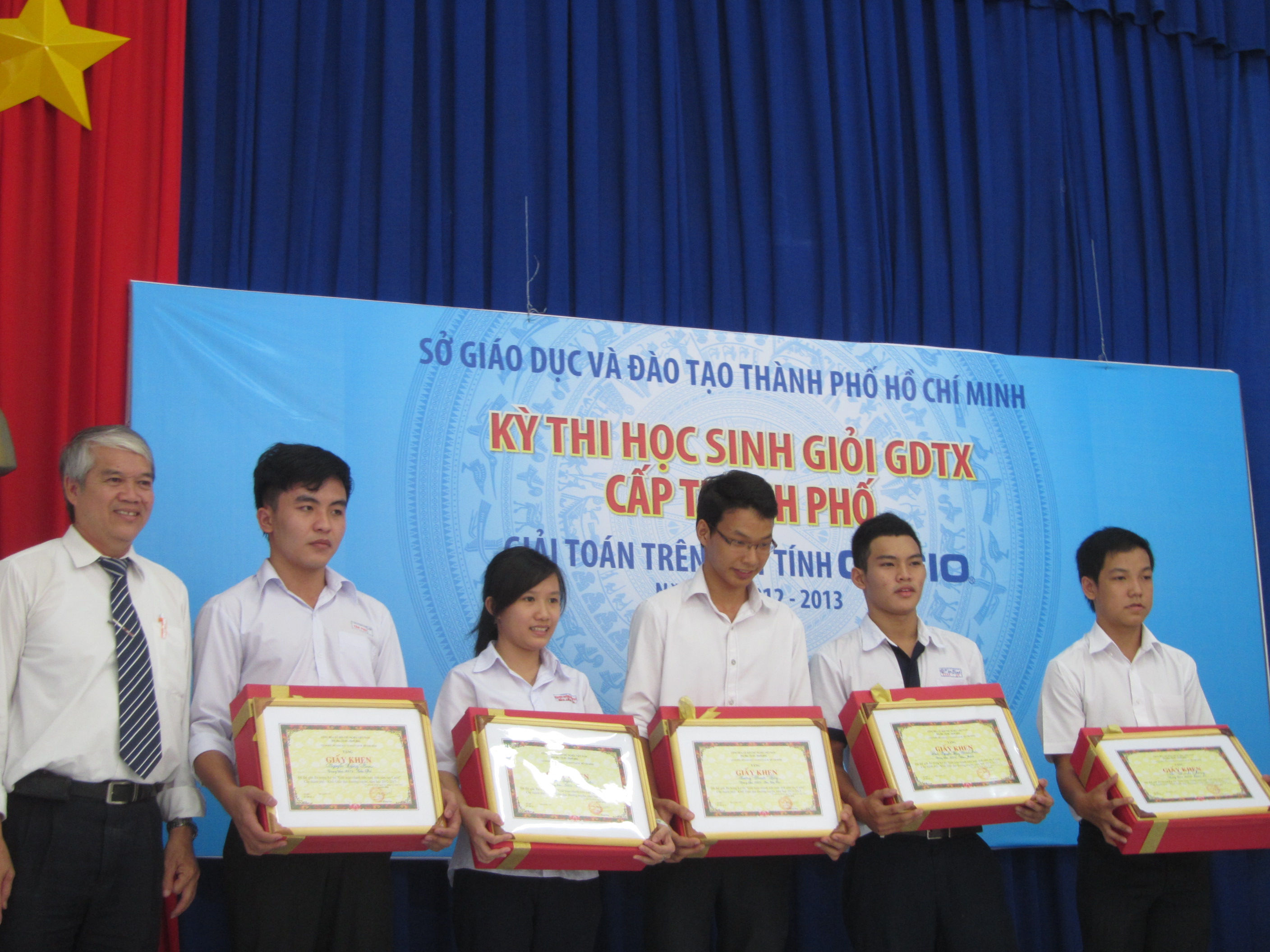Ông Hoàng Xuân Thắng, cán bộ Sở GD & ĐT TP. HCM trao bằng khen và quà tặng cho 5 thí sinh đoạt giải ba
