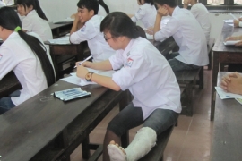 Nghệ An: Thí sinh bị bó bột vẫn đi thi tốt nghiệp