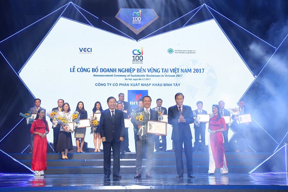 Ông Nguyễn Xuân Dũng – Chủ tịch HĐQT Công ty XNK Bình Tây (BITEX) nhận giải thưởng danh giá Doanh nghiệp phát triển bền vững 2017