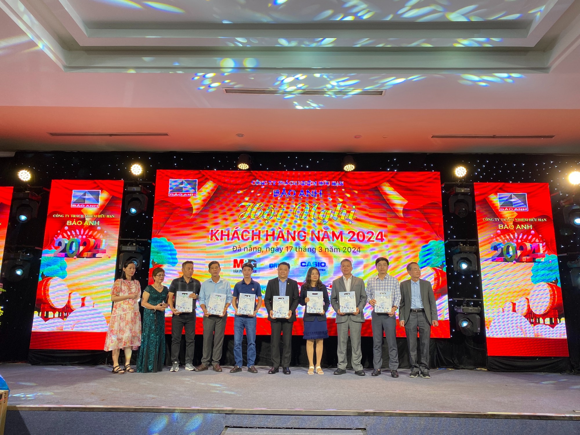 Ông Võ Huấn Trực, Phó Tổng Giám đốc Công ty BITEX (thứ 5 từ phải sang) nhận quà lưu niệm từ Nhà phân phối Công ty TNHH Bảo Anh trong Hội nghị khách hàng năm 2024 tại Đà Nẵng