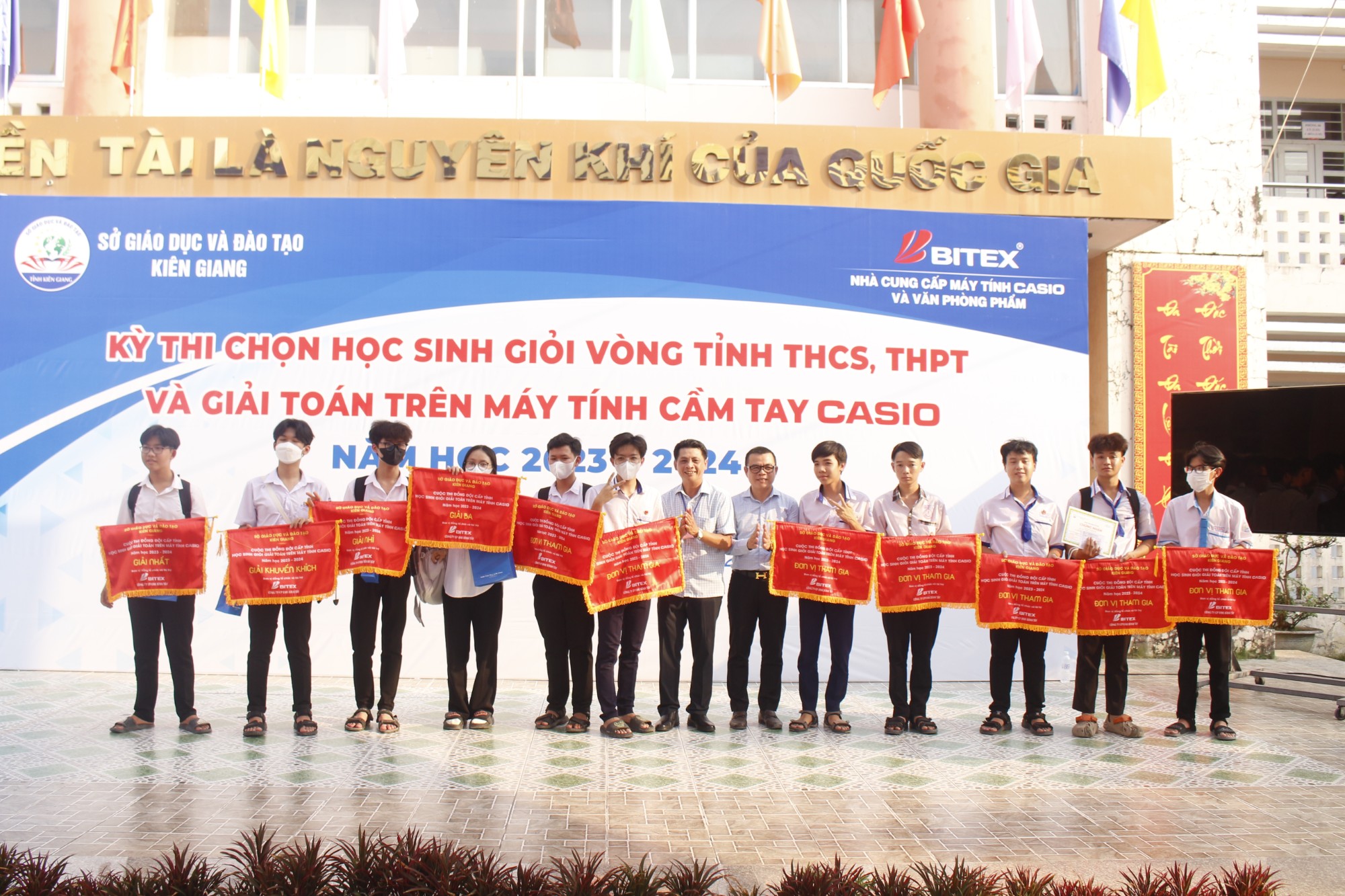Ông Nguyễn Đắc Lực, Phó Tổng Giám đốc Công ty BITEX đại diện cờ cho các đại diện xuất sắc trong phần thi đồng đội