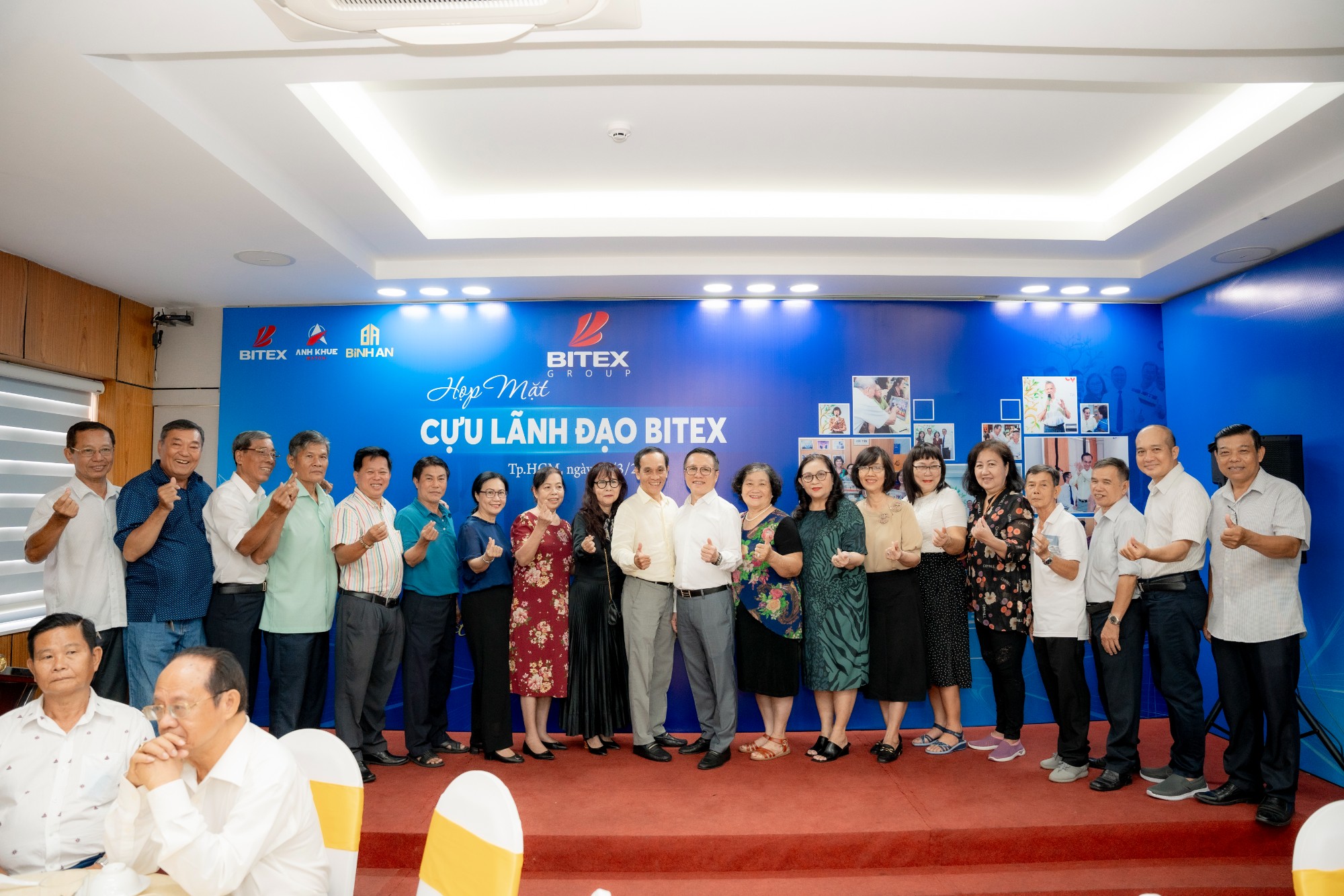 Các khách mời tham dự buổi họp mặt chụp ảnh lưu niệm cùng ông Nguyễn Xuân Dũng, Chủ tịch HĐQT BITEX Group