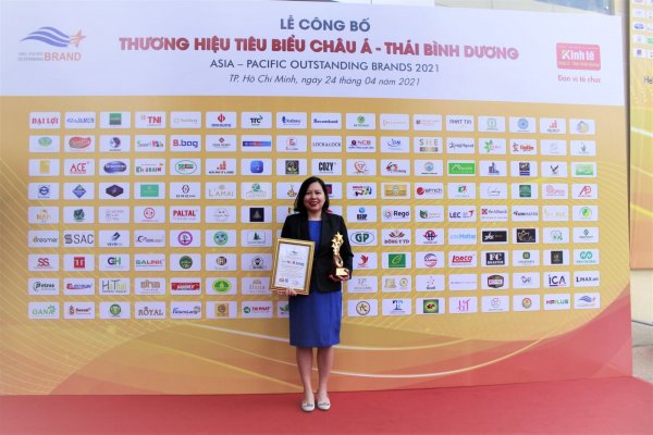 Đại diện nhãn hàng B.bag và Smartkids - Bà Trần Thanh Thảo nhận cúp và chứng nhận Top 10 Thương hiệu Tiêu biểu châu Á - Thái Bình Dương 2021
