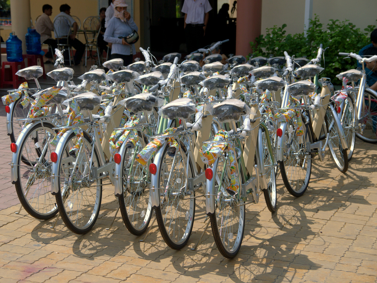 BITEX tặng xe đạp cho học sinh nghèo hiếu học tại Long An