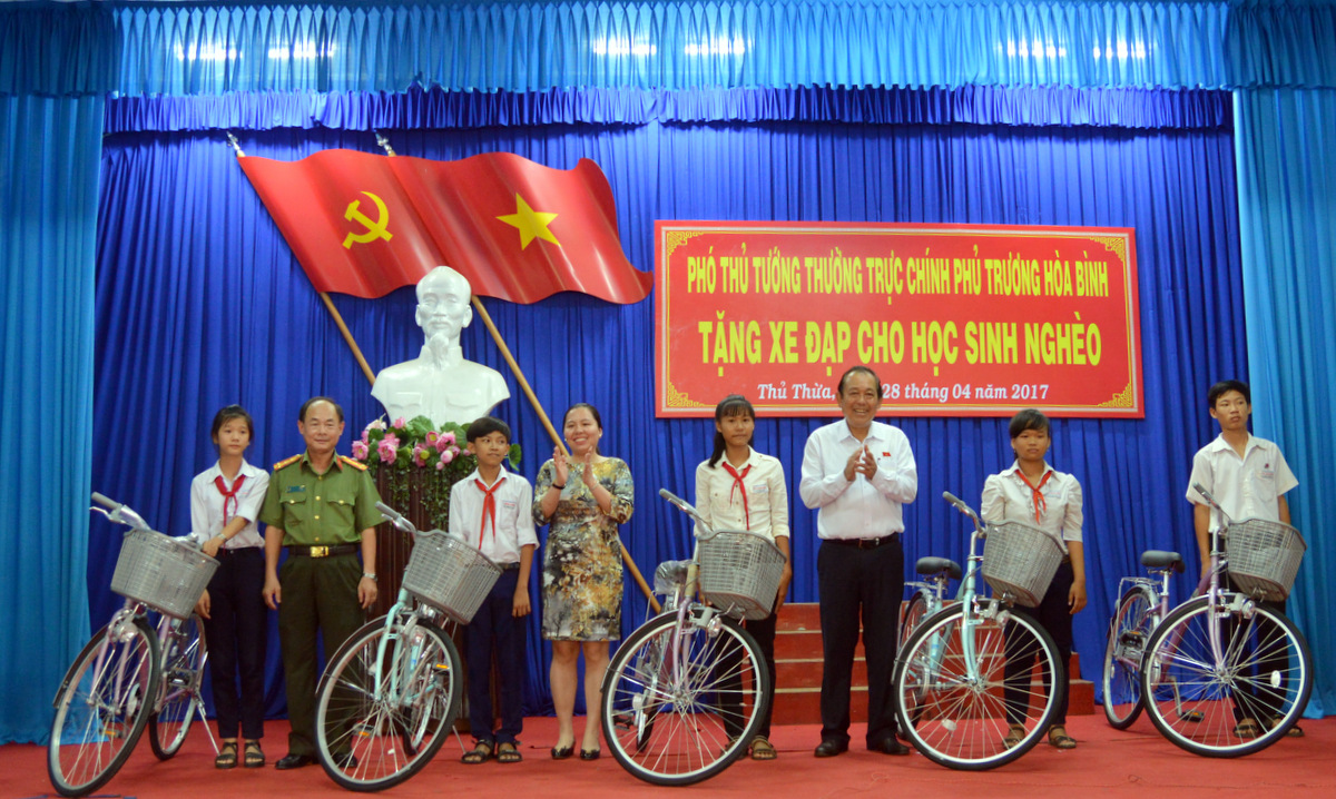 Bà Trần Thanh Thảo - Tổng giám đốc BITEX cùng Phó Thủ tướng Trương Hoà Bình trao xe đạp cho các học sinh nghèo 