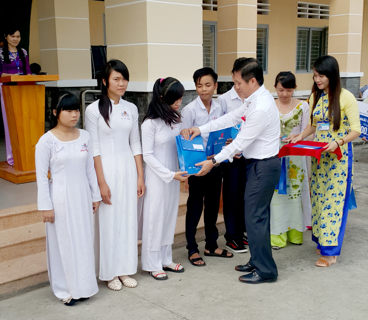 Ông Nguyễn Xuân Dũng - Chủ tịch Hội đồng quản trị BITEX trao học bổng cho các học sinh nghèo vượt khó