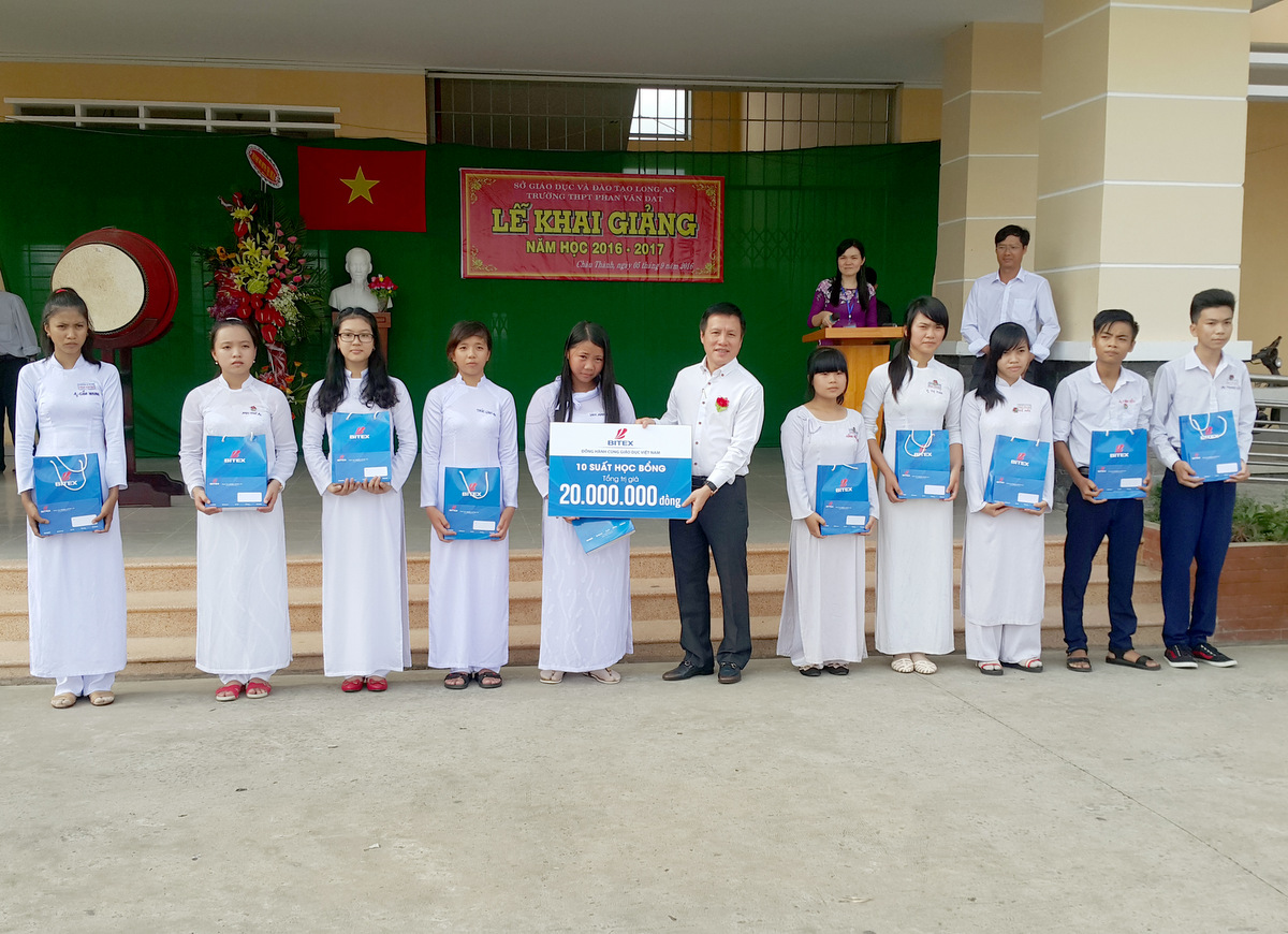 Ông Nguyễn Xuân Dũng - Chủ tịch Hội đồng quản trị BITEX trao học bổng cho các học sinh nghèo vượt khó