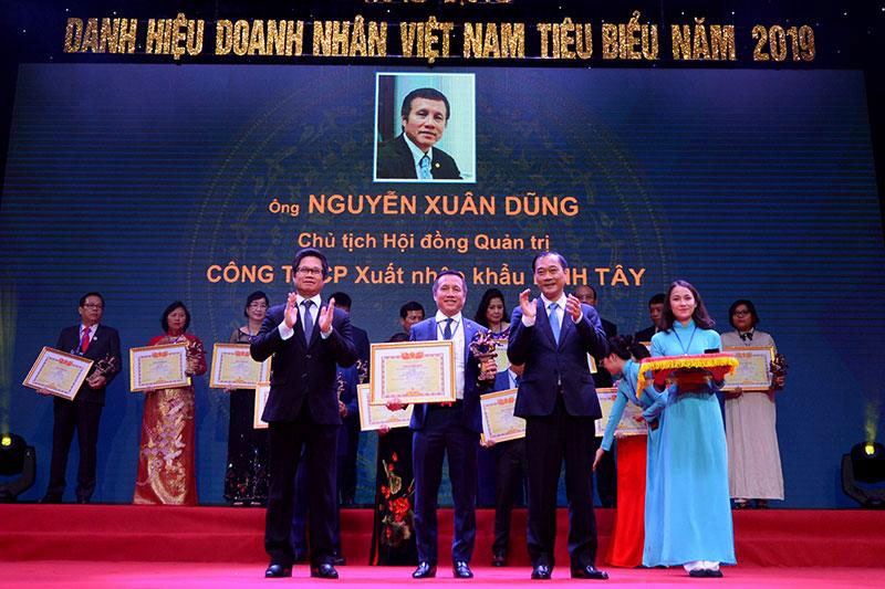 Ông Nguyễn Xuân Dũng – chủ tịch HĐQT BITEX nhận danh hiệu Doanh nhân Việt Nam tiêu biểu 2019