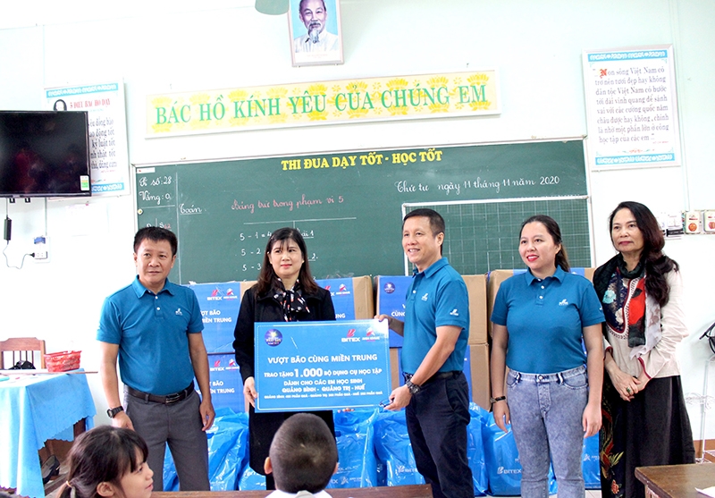 BITEX Group trao 1.000 phần quà cho học sinh ở Huế, Quảng Trị, Quảng Bình đến trường sau bão lũ