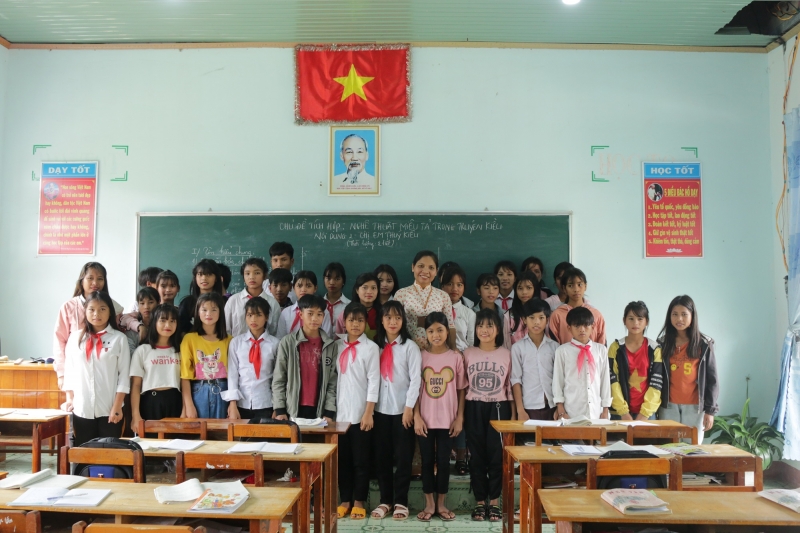 “Đồng hành cùng giáo viên vượt khó” băng rừng đến với cô giáo ở Gia Lai